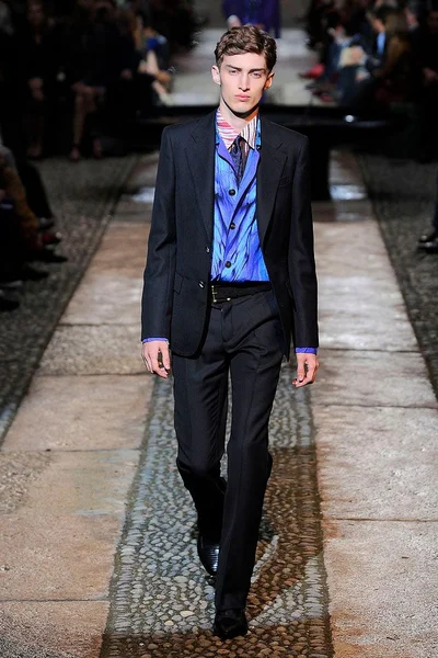 Look 10